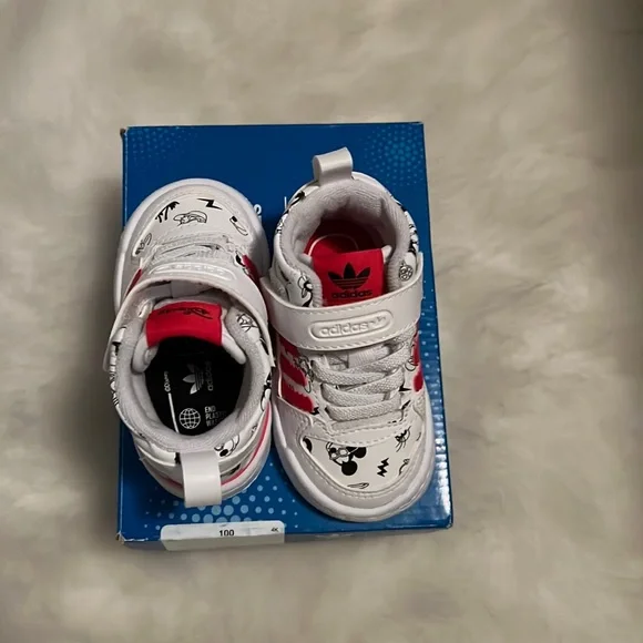 Disney edition Adidas - Picture 1 of 4